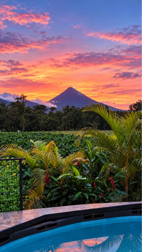 Volcán Arenal al atardecer visto desde la piscina