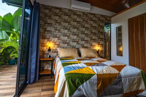 Cama matrimonial y acabados interiores del Lodge 2