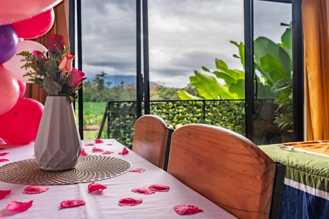 Decoración especial con flores y pétalos