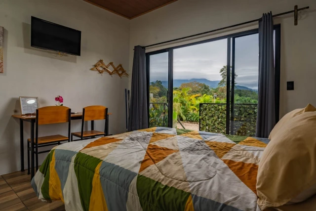 Habitación con televisor y ventanal