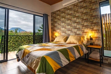 Habitación de Arenal Tiny Lodge 2 con vista al Volcán Arenal