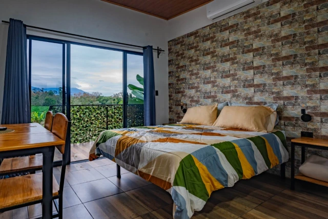 Habitación del Lodge 1 con puertas de vidrio y vista al paisaje