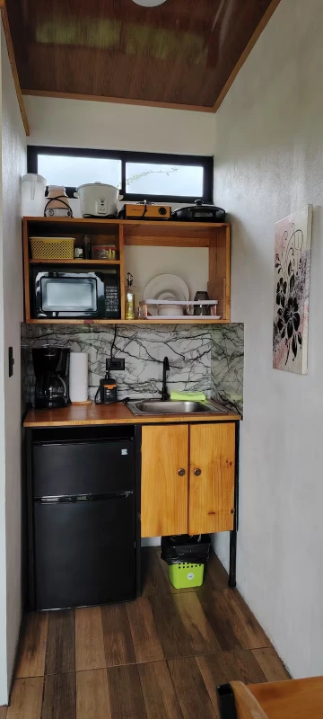 Mini cocina equipada de Arenal Tiny Lodge 2