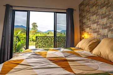 Vista del paisaje volcánico desde el interior del Lodge 2